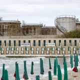 Siamo in presenza degli abbandonati serbatoi di carburanti della ditta Gigom (poi diventata Sarom), che si affacciano su �Cala Pantano�, insenatura che ospita l�omonimo lido, il pi� antico della citt�, nato negli anni 30